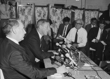 Heart Transplant surgeon Harry Windsor holds a press conference, St Vincents Hospital. Photograph by Greg Lee, 1968, for the Australian Photographic Agency. Held in the Australian Photographic Agency collection, State Library of New South Wales, Copyright University of Sydney